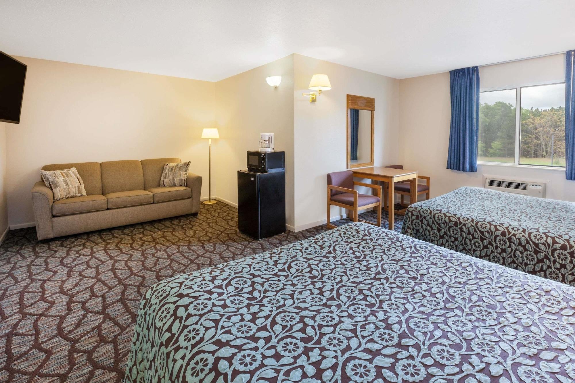 Baymont By Wyndham Manistee Hotel Buitenkant foto