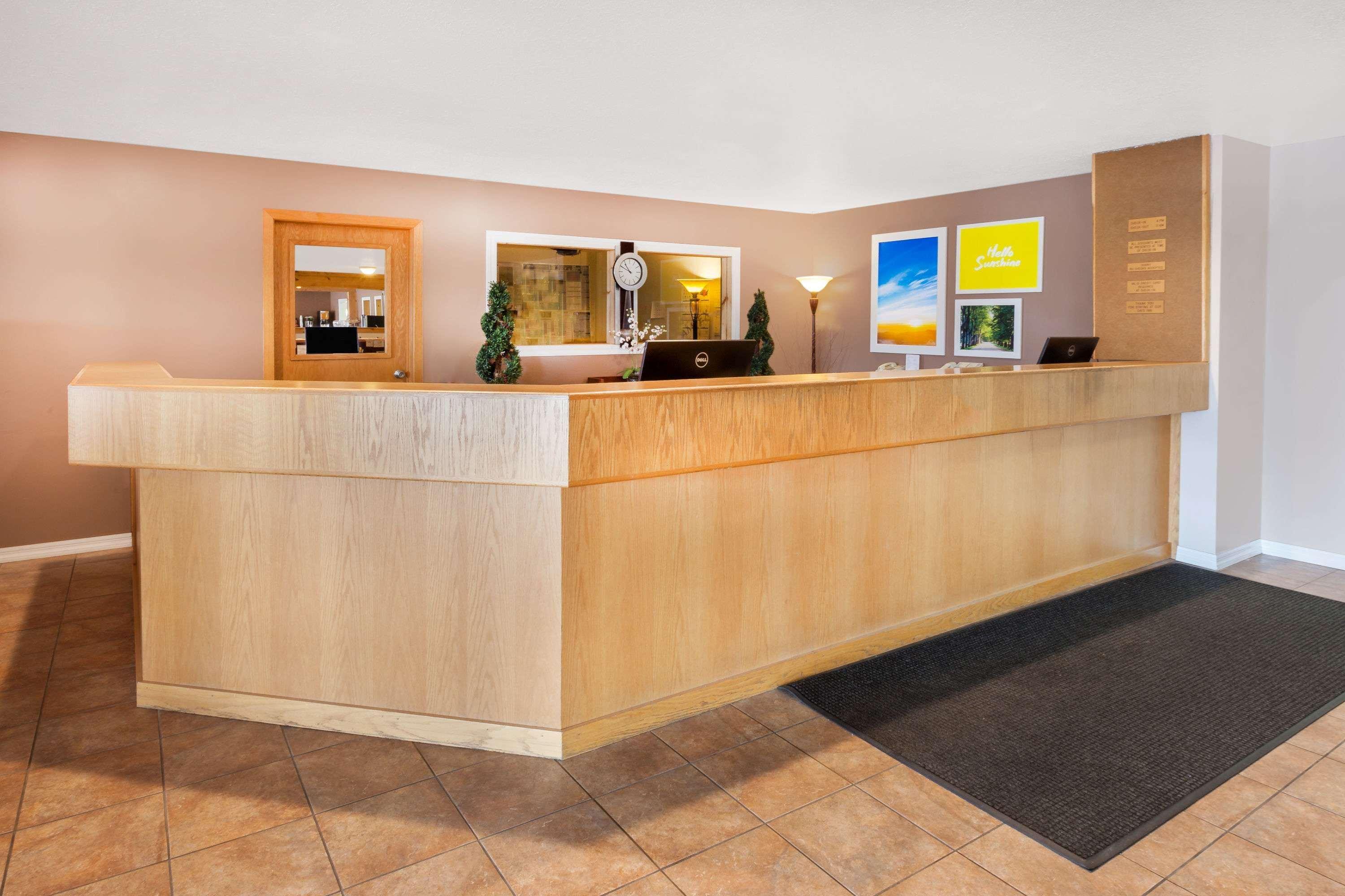 Baymont By Wyndham Manistee Hotel Buitenkant foto