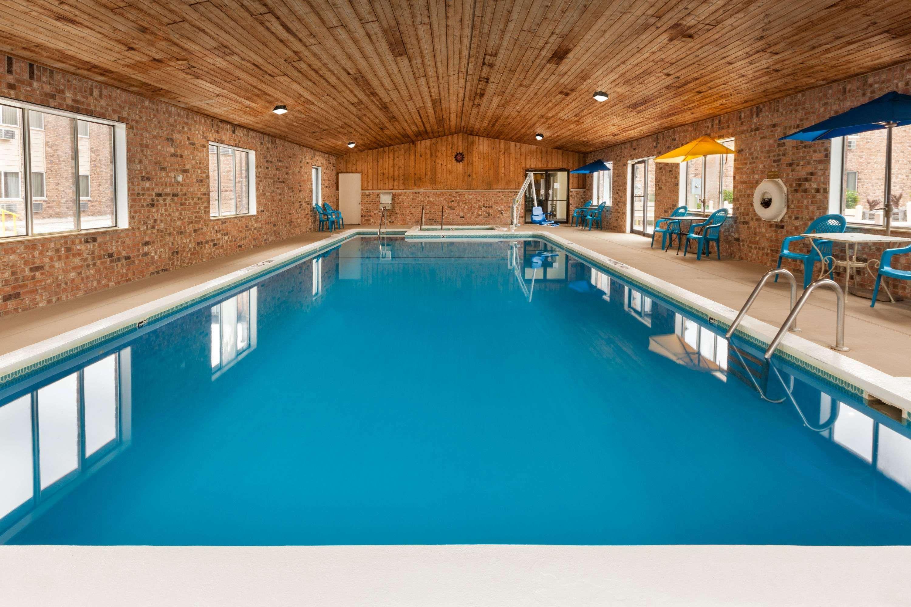 Baymont By Wyndham Manistee Hotel Buitenkant foto