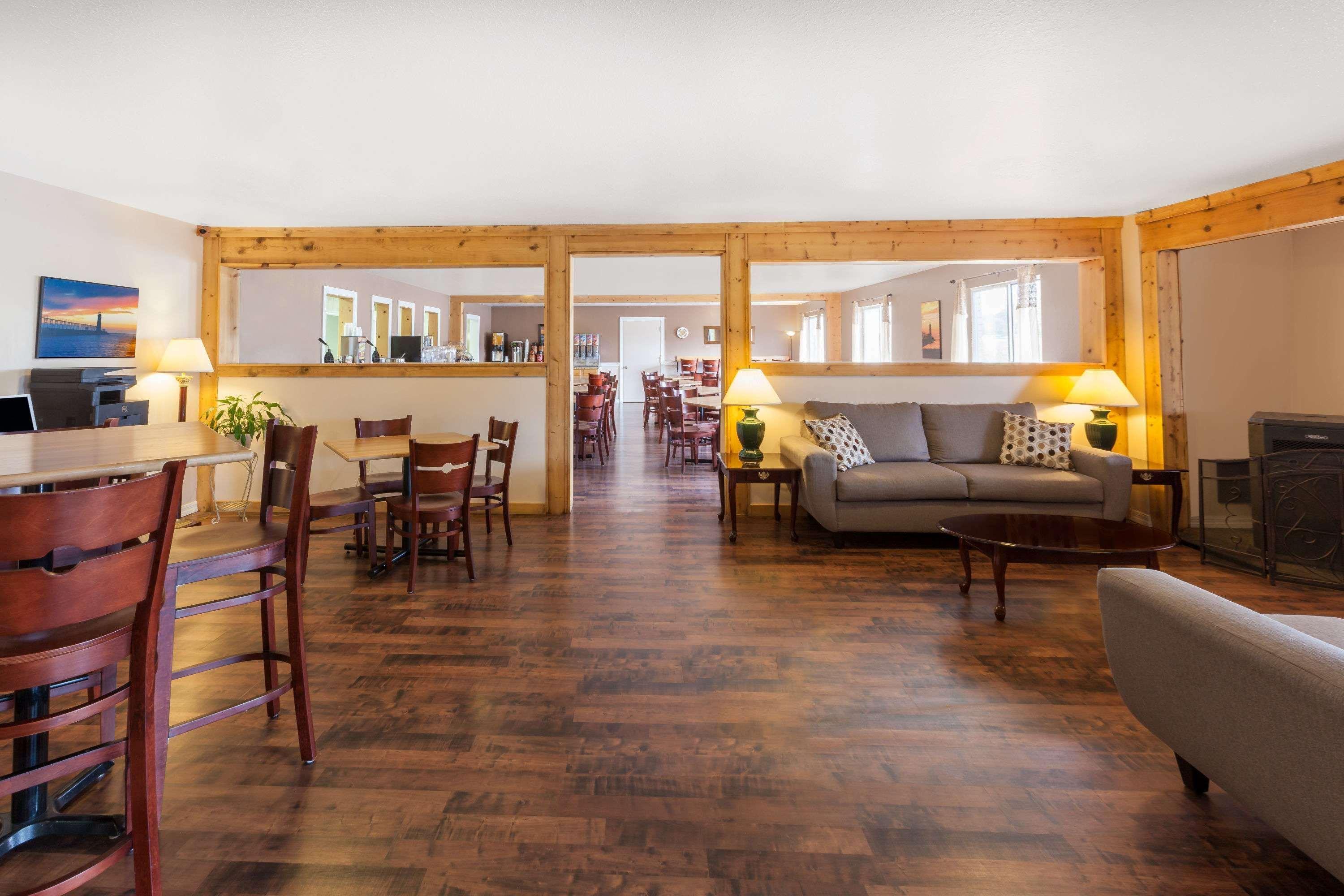 Baymont By Wyndham Manistee Hotel Buitenkant foto