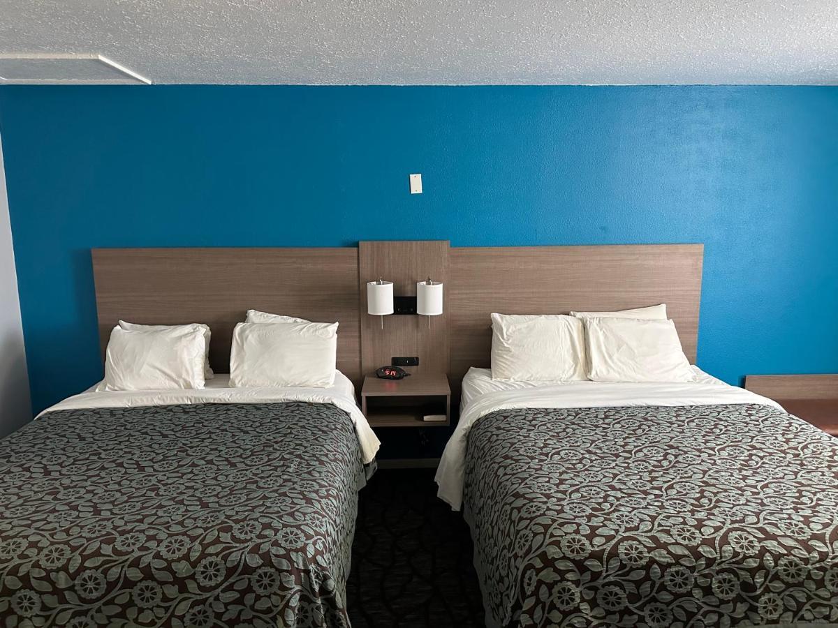 Baymont By Wyndham Manistee Hotel Buitenkant foto