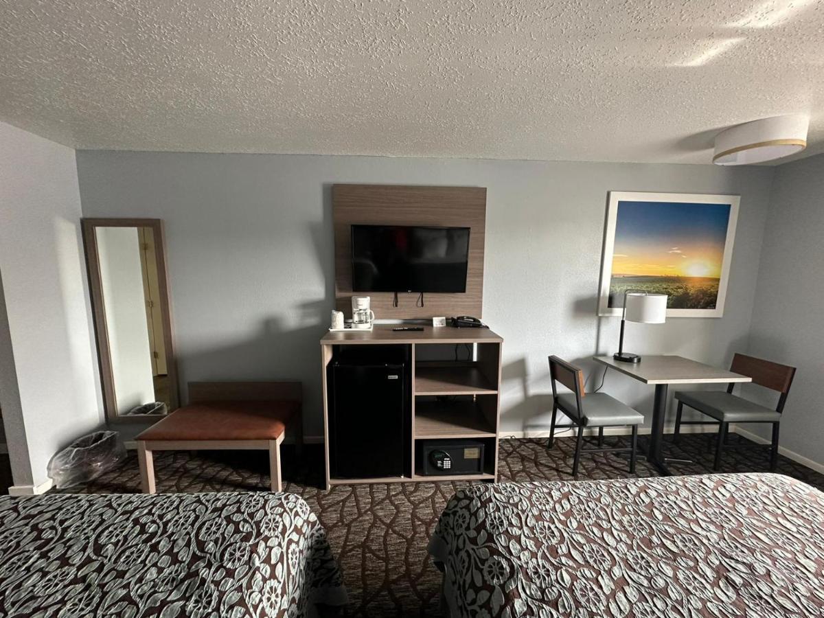 Baymont By Wyndham Manistee Hotel Buitenkant foto