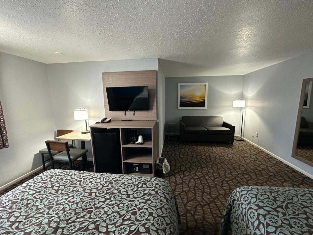 Baymont By Wyndham Manistee Hotel Buitenkant foto