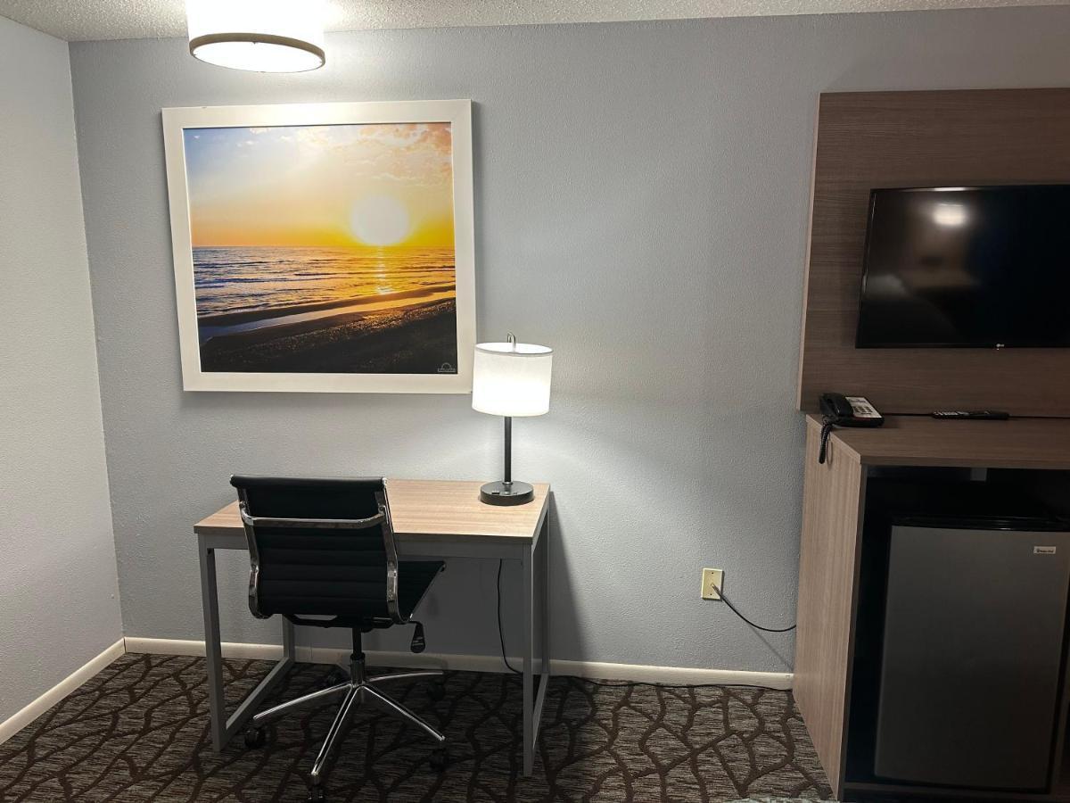 Baymont By Wyndham Manistee Hotel Buitenkant foto