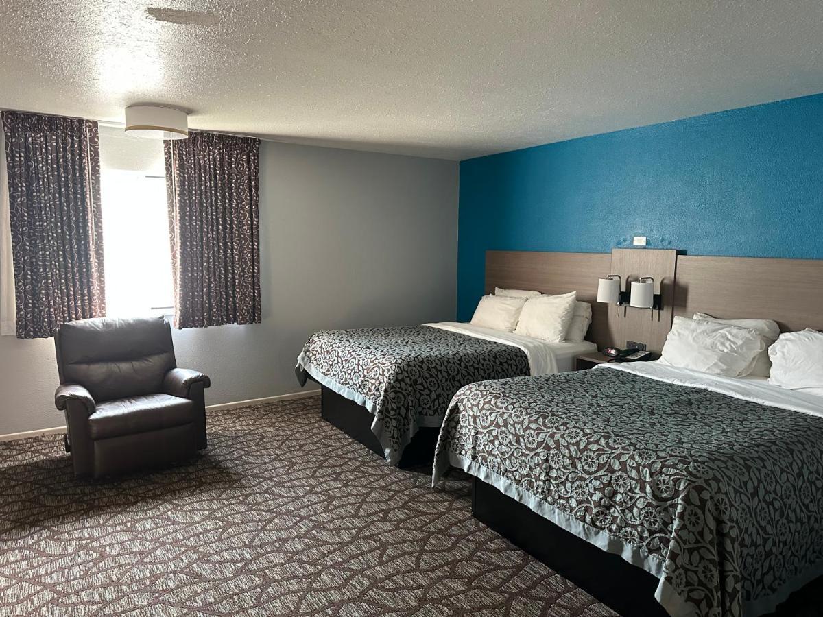 Baymont By Wyndham Manistee Hotel Buitenkant foto